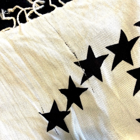 Delia’s Star Fringe Scarf - Picture 4 of 6